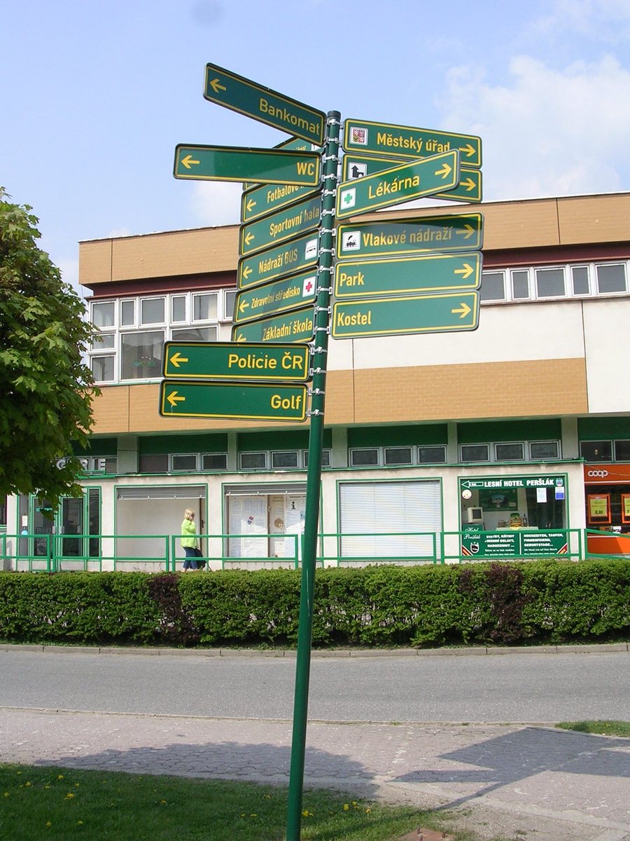 File:Nová Bystřice, Mírové náměstí, městské směrovky.jpg