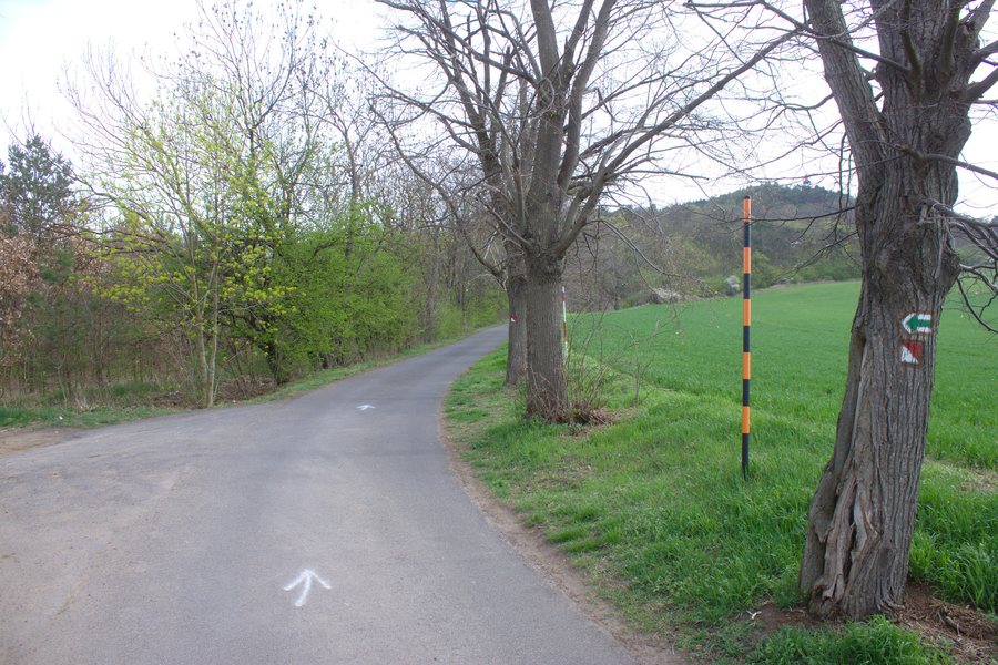 File:Dobroměřice, odbočka na Červený vrch.jpg