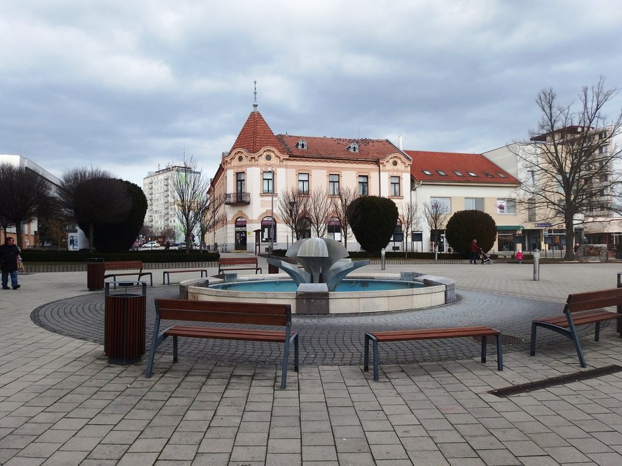 File:Bánovce nad Bebravou, Fontána lásky.jpg