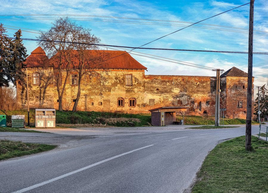 File:Kaštieľ Lukáčovce pri Nitre.jpg