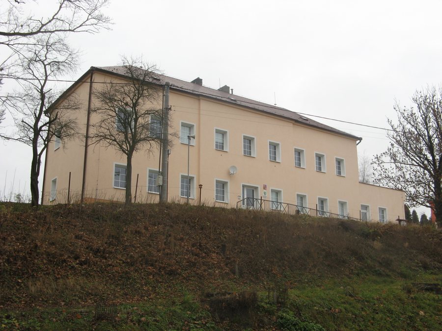 File:Kamenná Horka - OÚ a školka.JPG