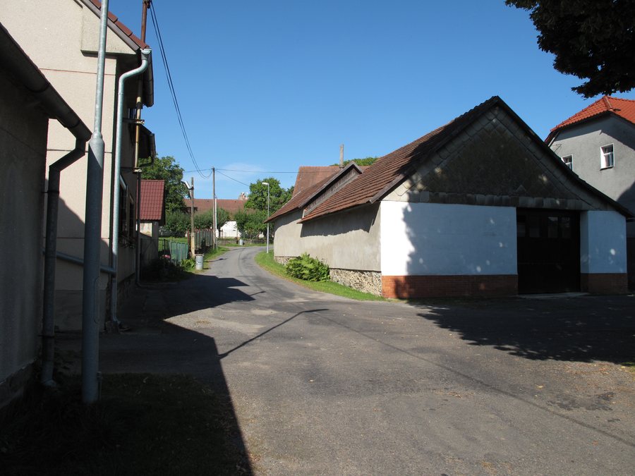 File:Holýšov (Mezilesí), cesta II.jpg