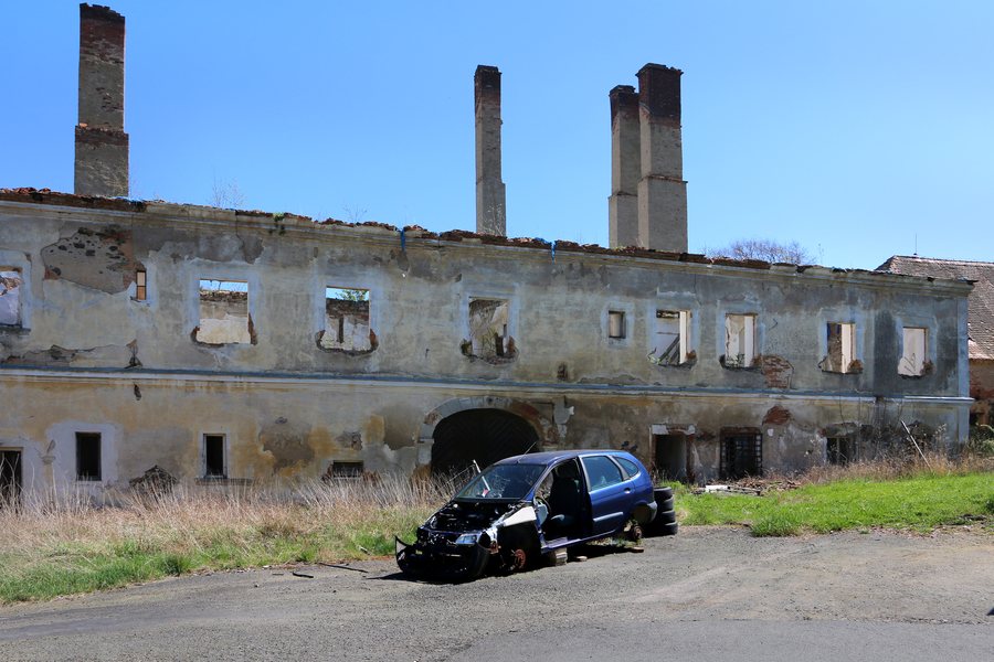 File:Ošelín, castle, ruins 2.jpg