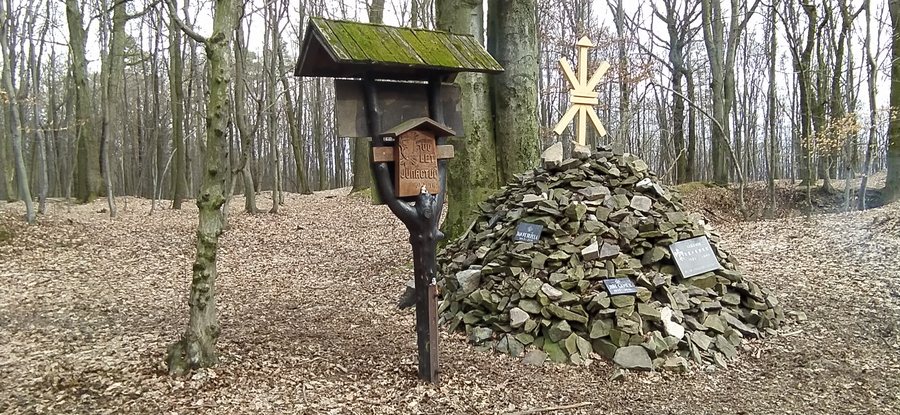 File:Těškovice vrchol, mohyla skautů.jpg