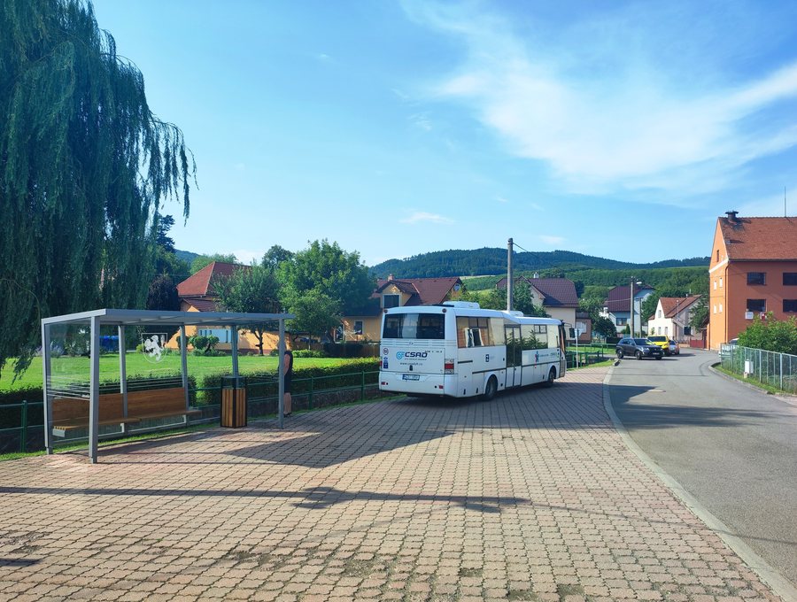File:Slopné, zastávka.jpg