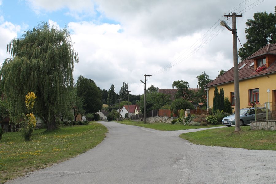 File:Vanov, náves (2017-07-26; 02).jpg