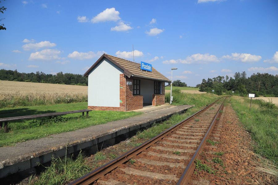 File:Overview 2 of train station in Pozďatín, Třebíč District.jpg
