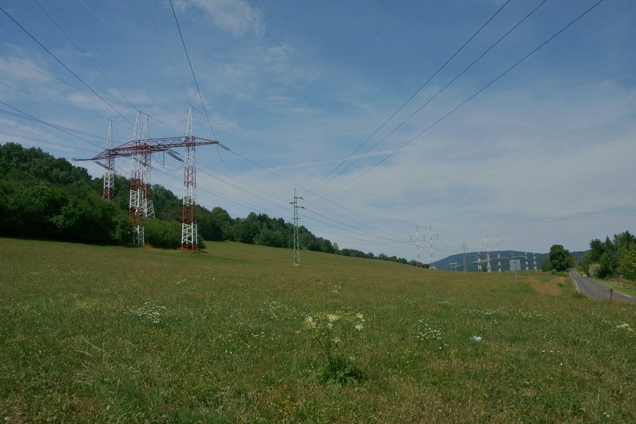 File:Hodkovice nad Mohelkou - vedení vysokého napětí na Kostelním vrchu.jpg