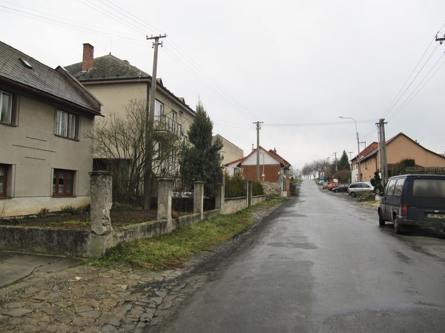 File:Hostkovice (Tršice), ulice směr Vacanovice.jpg