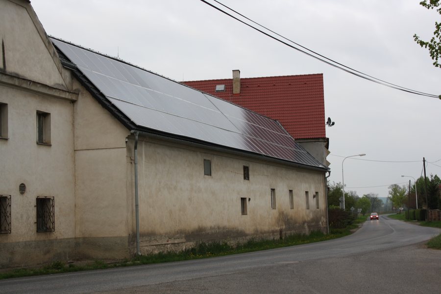 File:Okna (Polepy), solární eletrárna.jpg