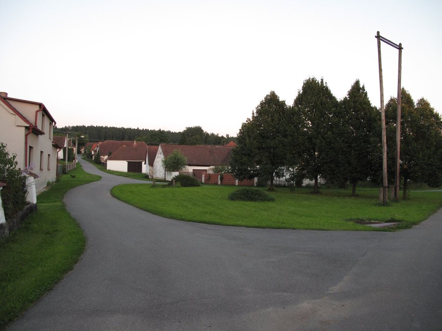 File:Doubrava (Chrášťany), náves se sušičkou na hadice.jpg