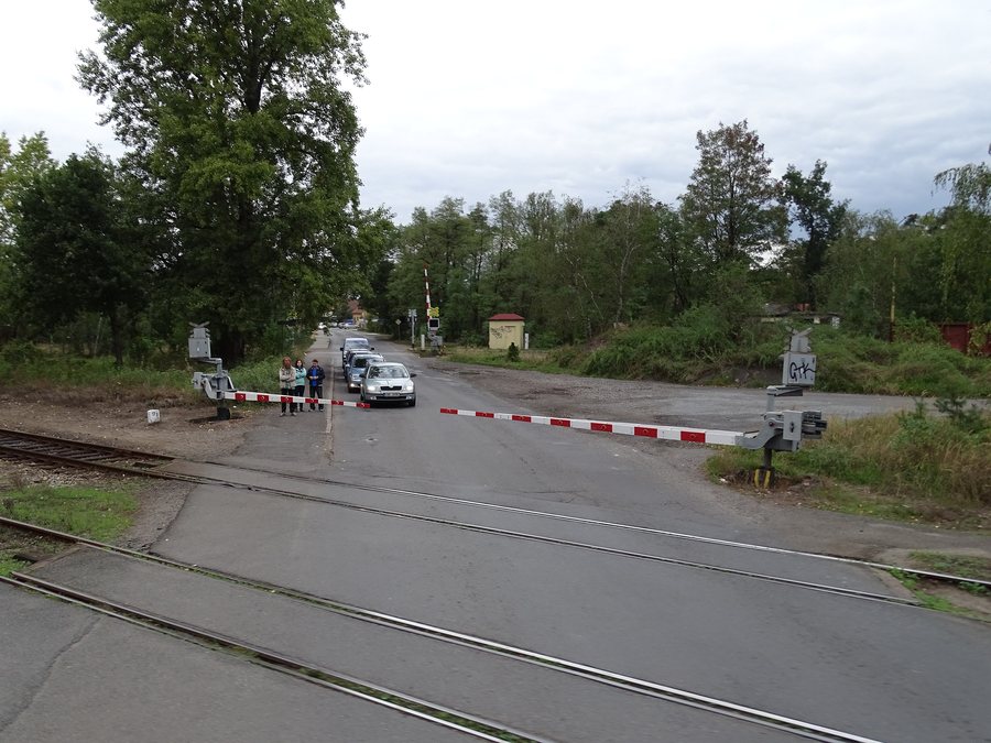 File:Neratovice, Mládežnická, přejezd.jpg