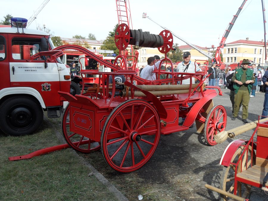 File:Retro městečko E07. Hasičská stříkačka-Horní Ředice.jpg