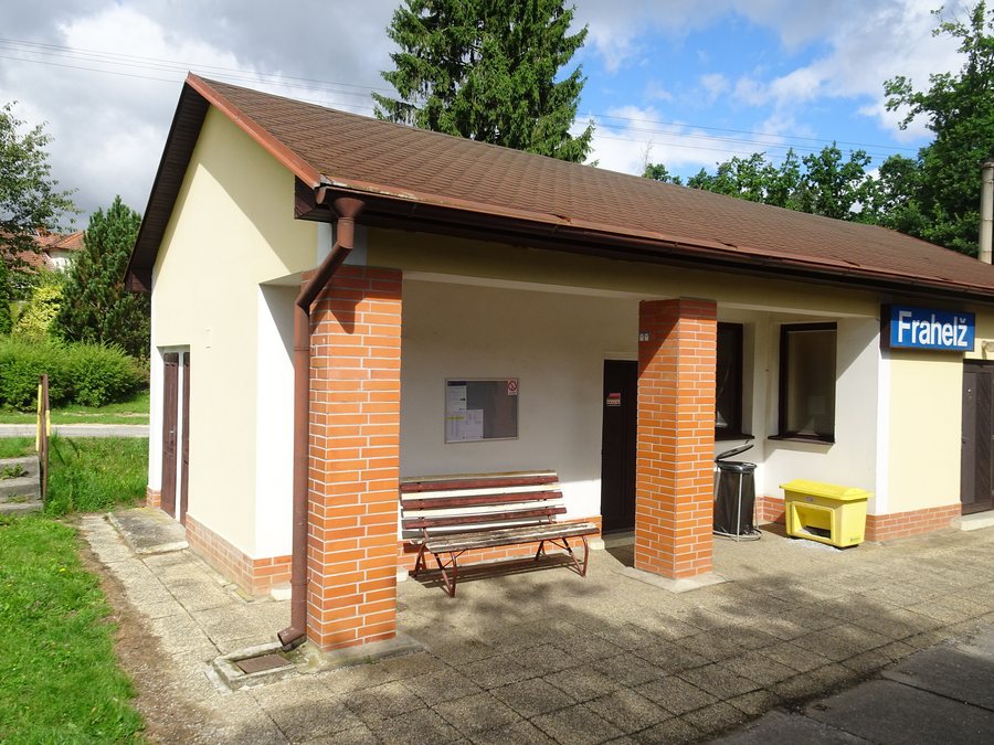 File:Frahelž, železniční zastávka (1).jpg
