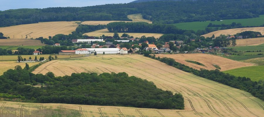 File:Měrunice a Granátový vršek, 2020.jpg