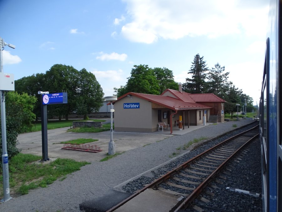 File:Hořátev, železniční zastávka.jpg