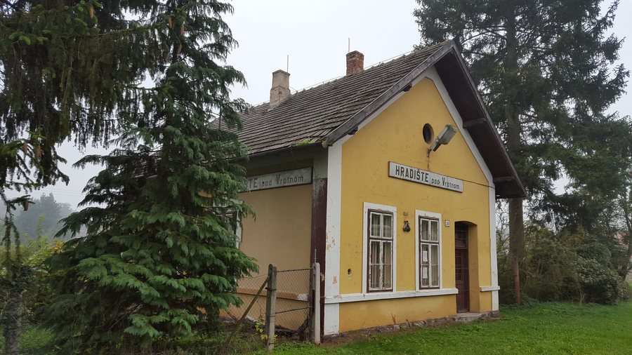 File:Hradiste pod Vratnom station.jpg