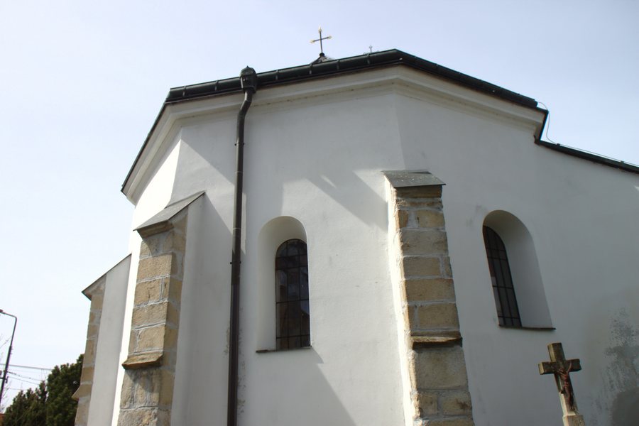 File:Ústrašín, apsida.jpg