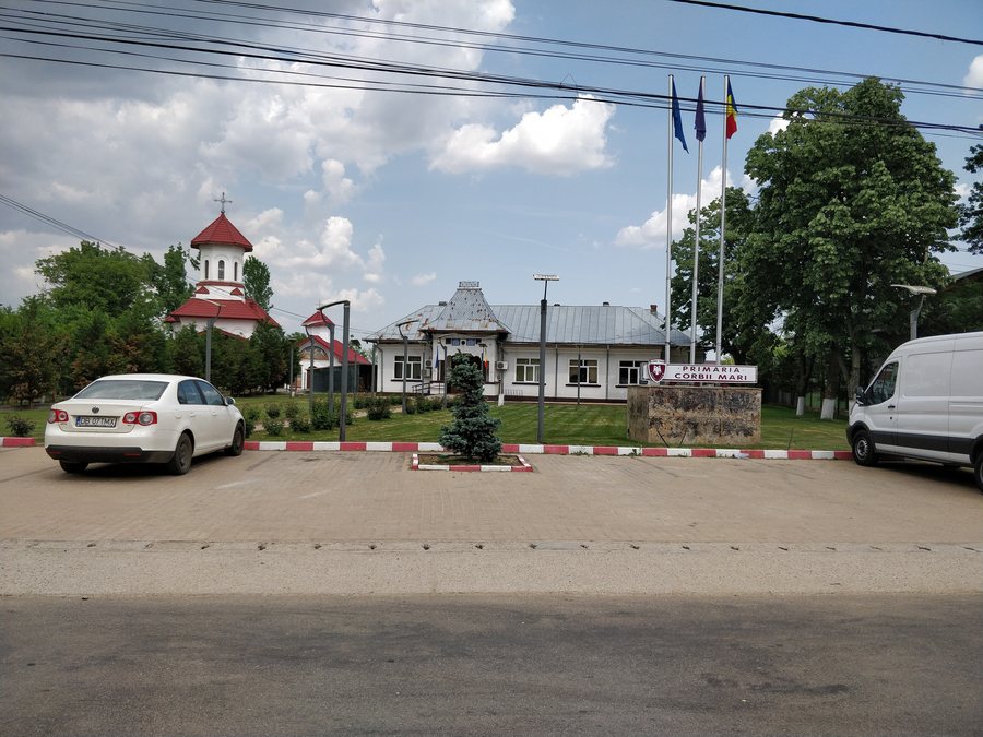 File:Biserica și primăria Corbii Mari.jpg