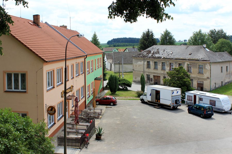 File:Lodhéřov, main square.jpg