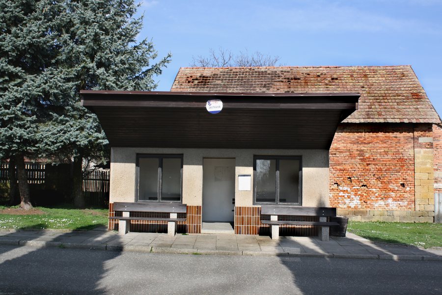 File:Cholenice, bus stop.jpg
