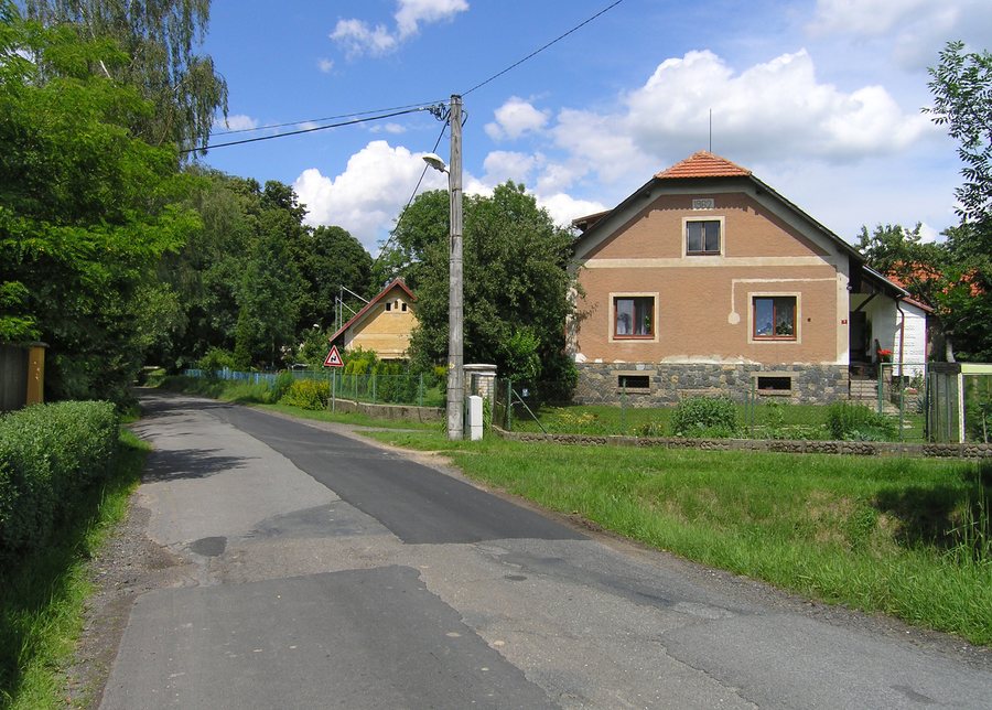 File:Křížkový Újezdec, Čenetice, south part.jpg