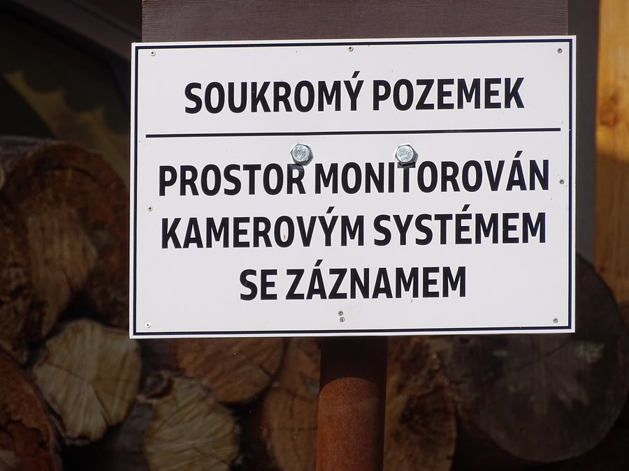 File:Skryje (RA), průchod mezi domy čp. 48 a 13, prostor monitorován.jpg