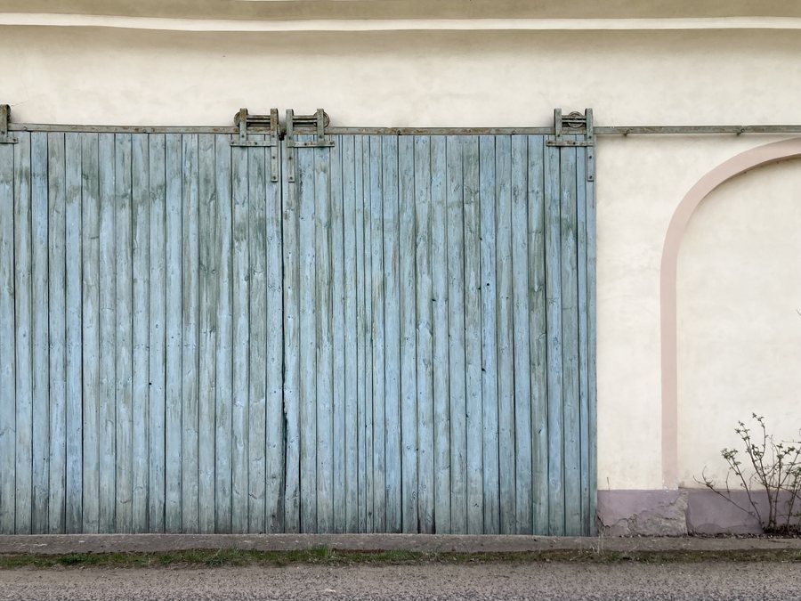 File:Scheunentore nahe Bushalt Zálužice, Stekník, 438 01 Zálužice-Žatec 1, Czechia.jpg