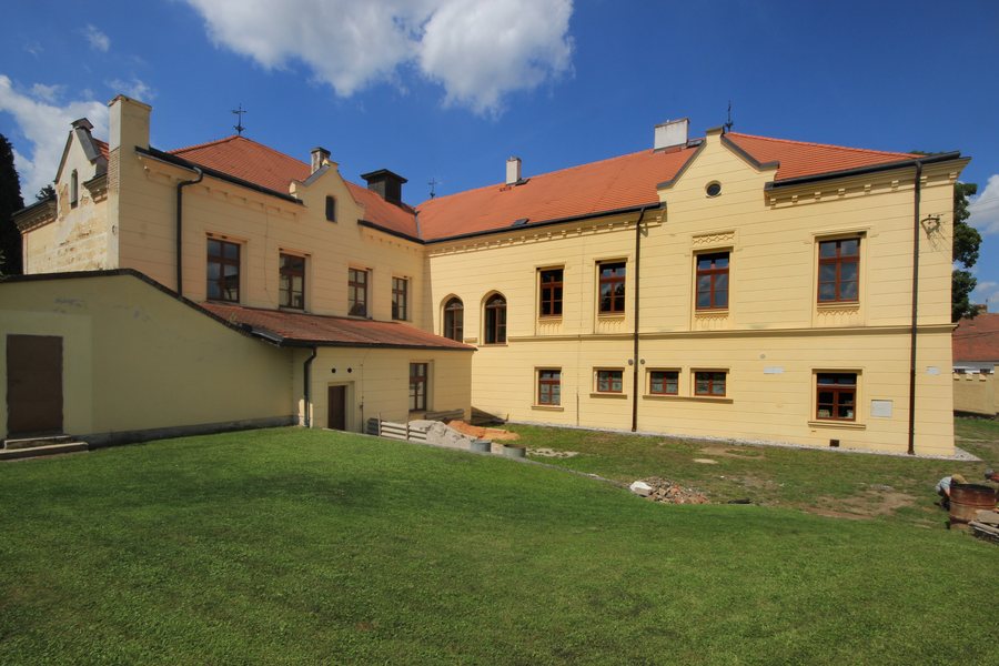 File:Osvračín, castle, back yard.jpg