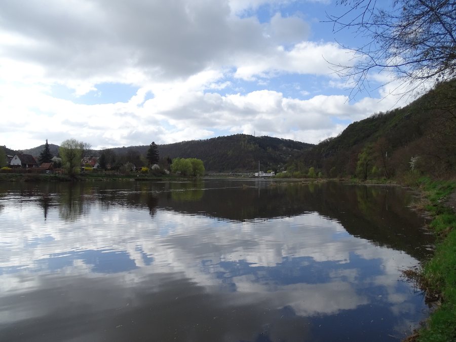 File:Vltava a Podmoráň, od zastávky Řež (01).jpg