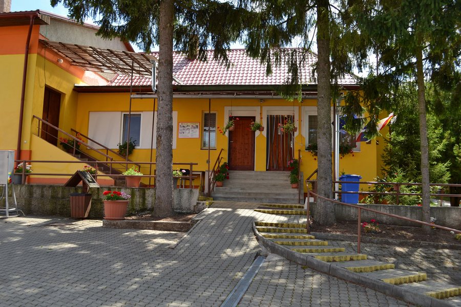 File:Lenka - Obecný úrad.jpg