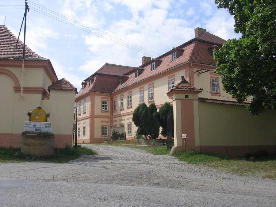 File:Zamek Ujezd nade Mzi 01.JPG