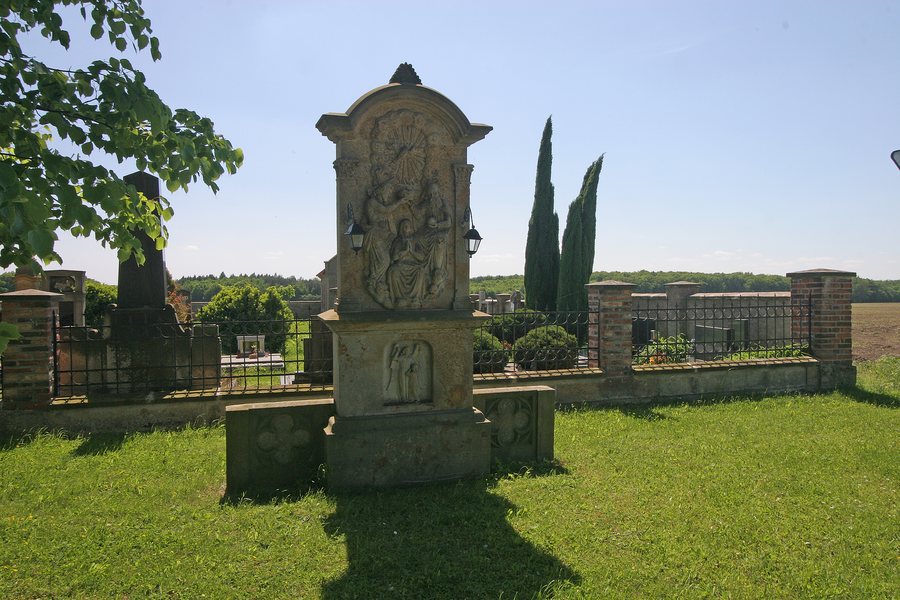 File:Sukorady - socha sv. Trojice u hřbitova.JPG