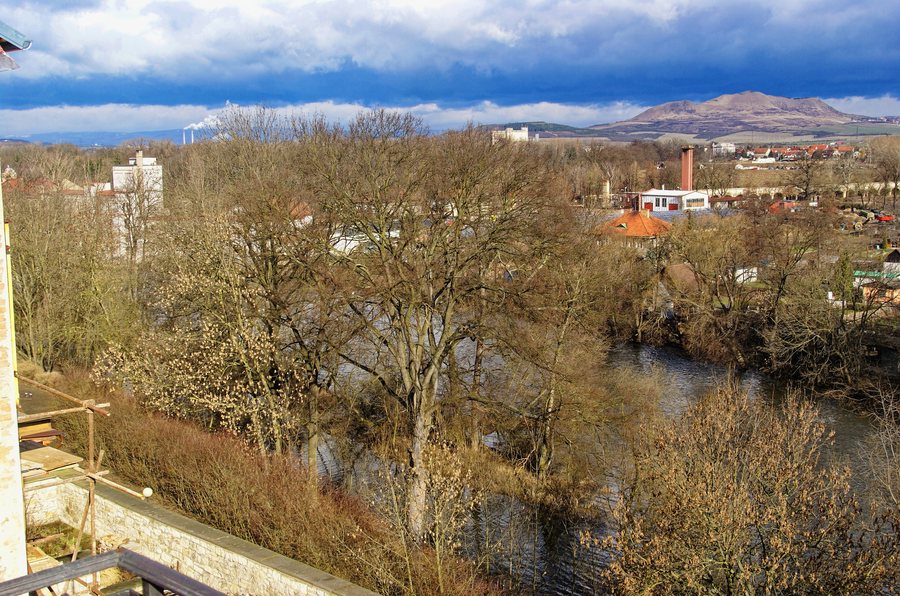 File:Louny - Hilbertova - Winter View on Ohře river & České Středohoří mountain range 01.jpg