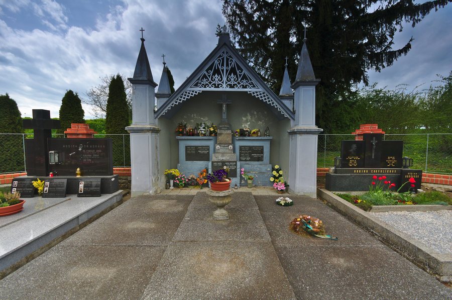 File:Hroba rodiny Jakuba Bernovskýho, Koválovice u Tištína, Koválovice-Osíčany, okres Prostějov.jpg