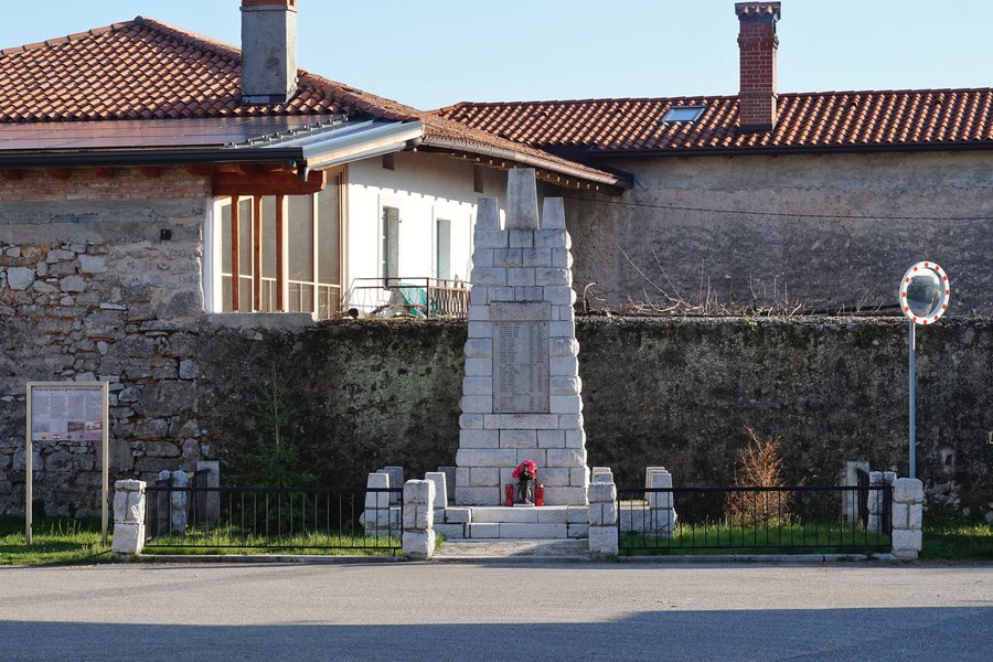 File:Sela na Krasu - spomenik.jpg
