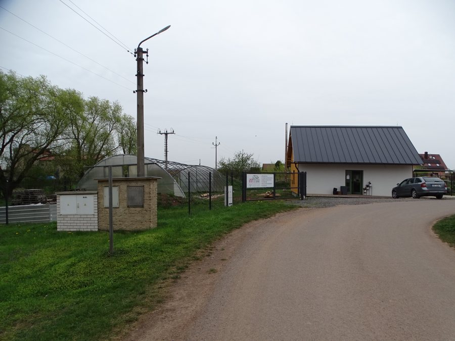 File:Chrášťany (RA), Kytky ze statku.jpg