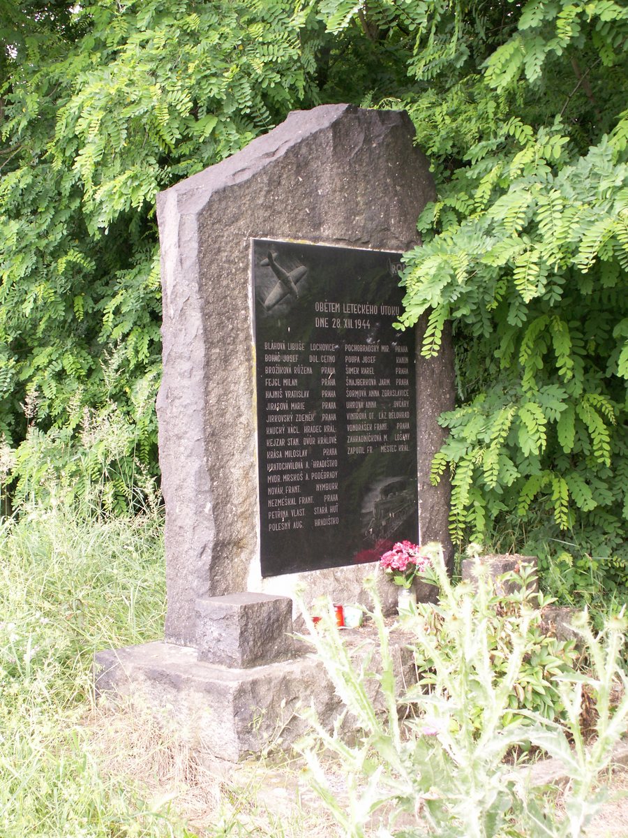 File:Libice nad Cidlinou - památník obětem náletu.JPG