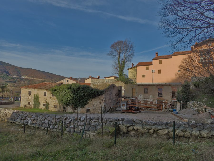 File:A house in Osp 02.jpg