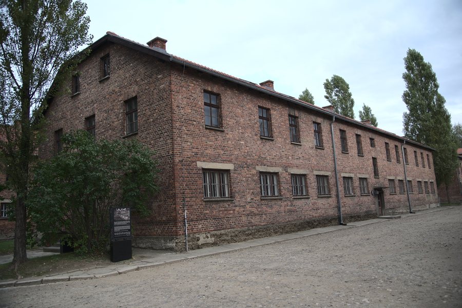 File:Auschwitz building 01.jpg