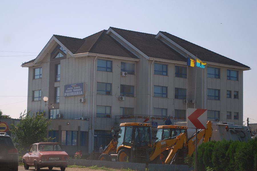 File:RO IL Tandarei town hall.jpg