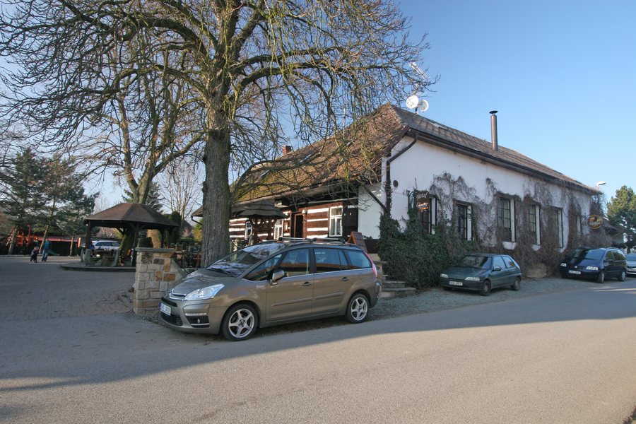 File:Kovač motorest Charlie.JPG