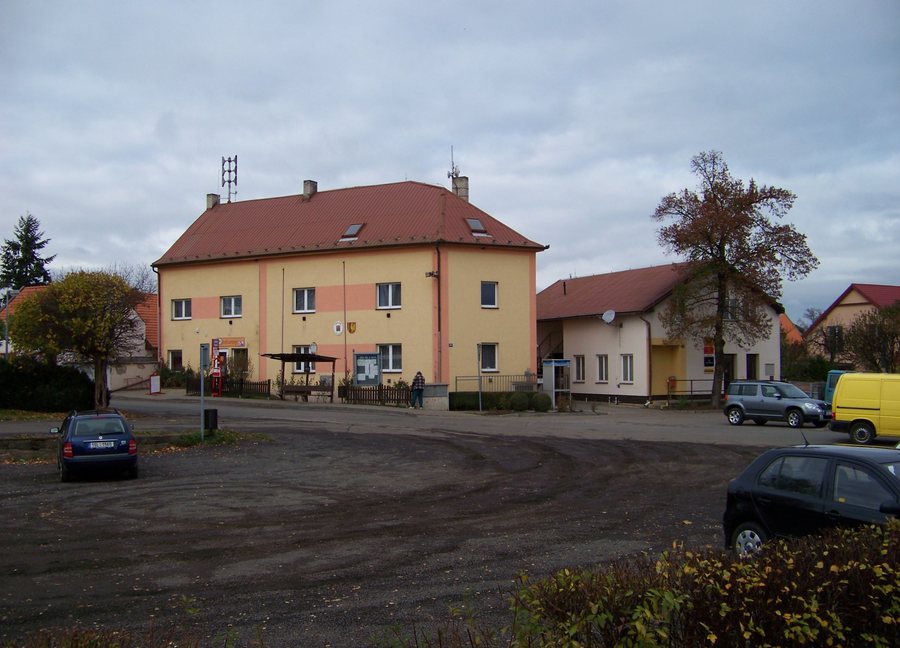 File:Kojetice u Prahy, obecní úřad a pošta.jpg