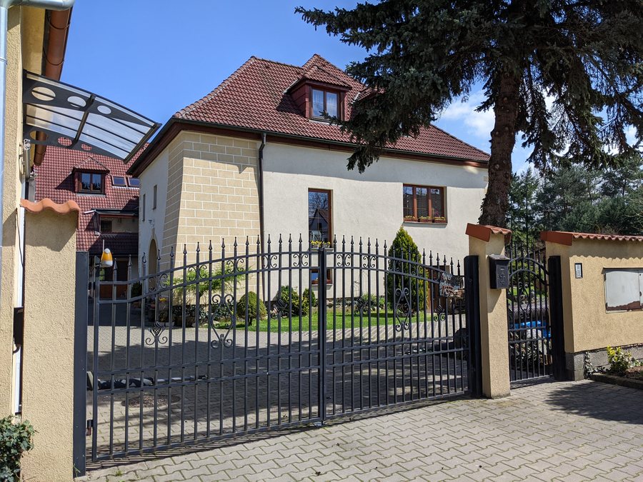 File:Cerhenice - bývalá tvrz čp. 137 (stav duben 2023).jpg