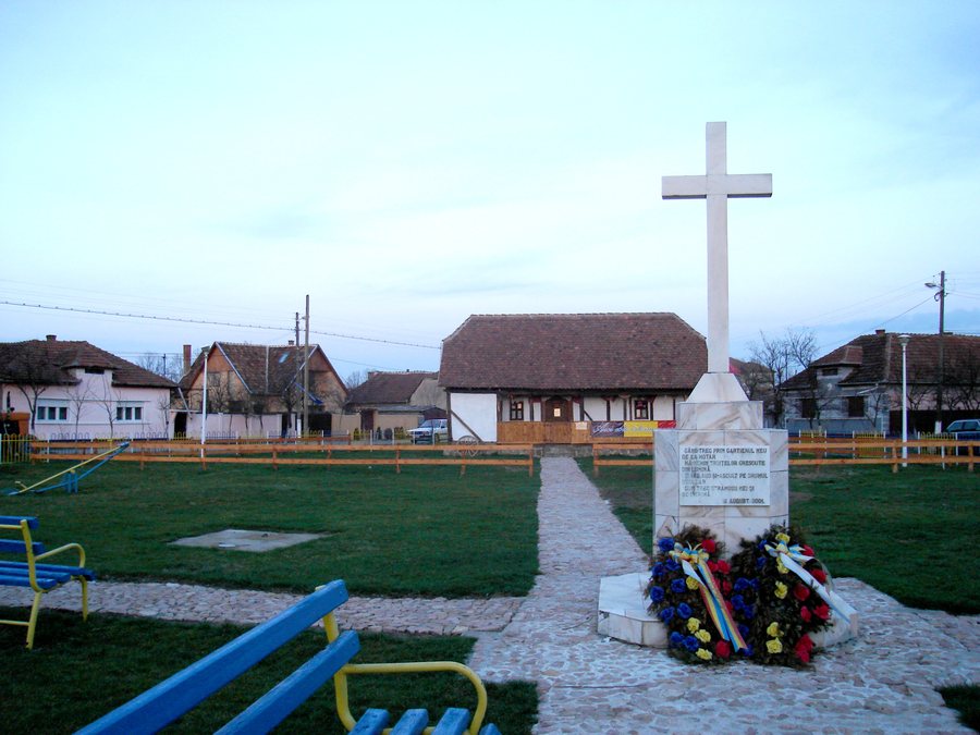 File:RO BH Salonta Muzeul Taranului si troita.JPG
