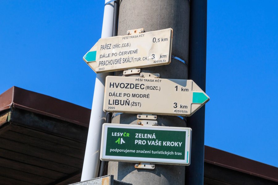 File:Pařezská Lhota - turistický rozcestník.jpg