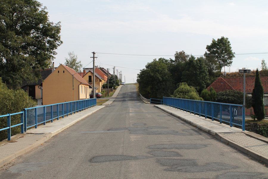 File:Vevčice, hlavní silnice s mostem (2016-09-28; 01).jpg