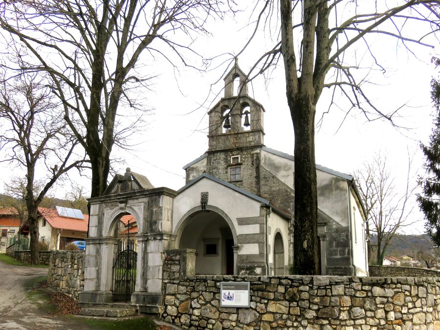 File:Kal Pivka Slovenia - church.jpg