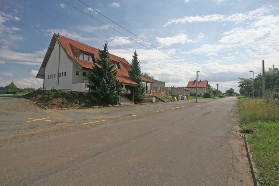File:Svinčany kulturní dům.JPG