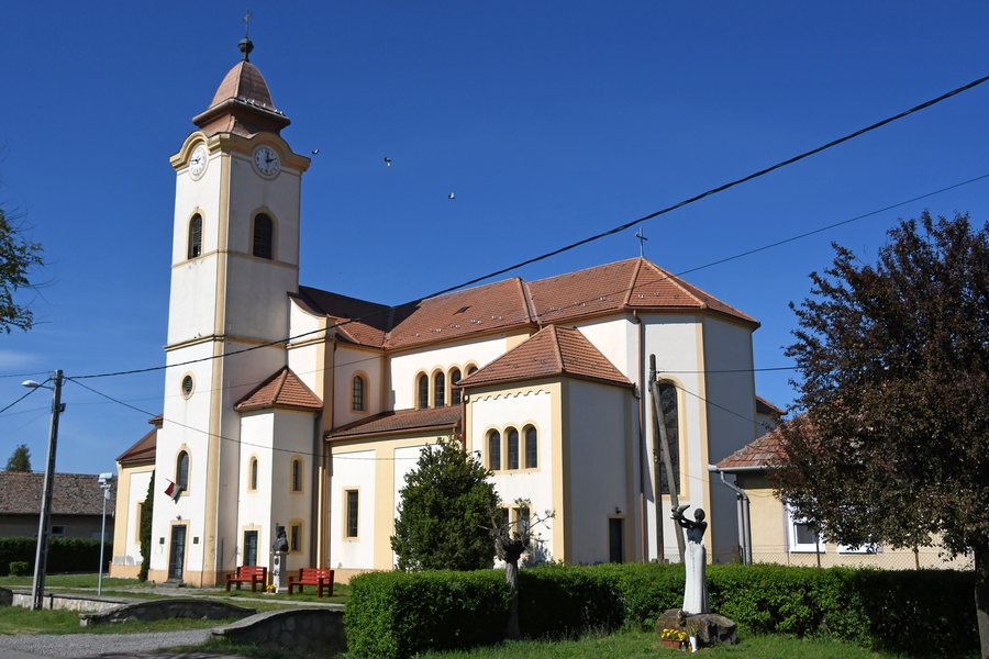 File:Pély, római katolikus templom 2021 01.jpg